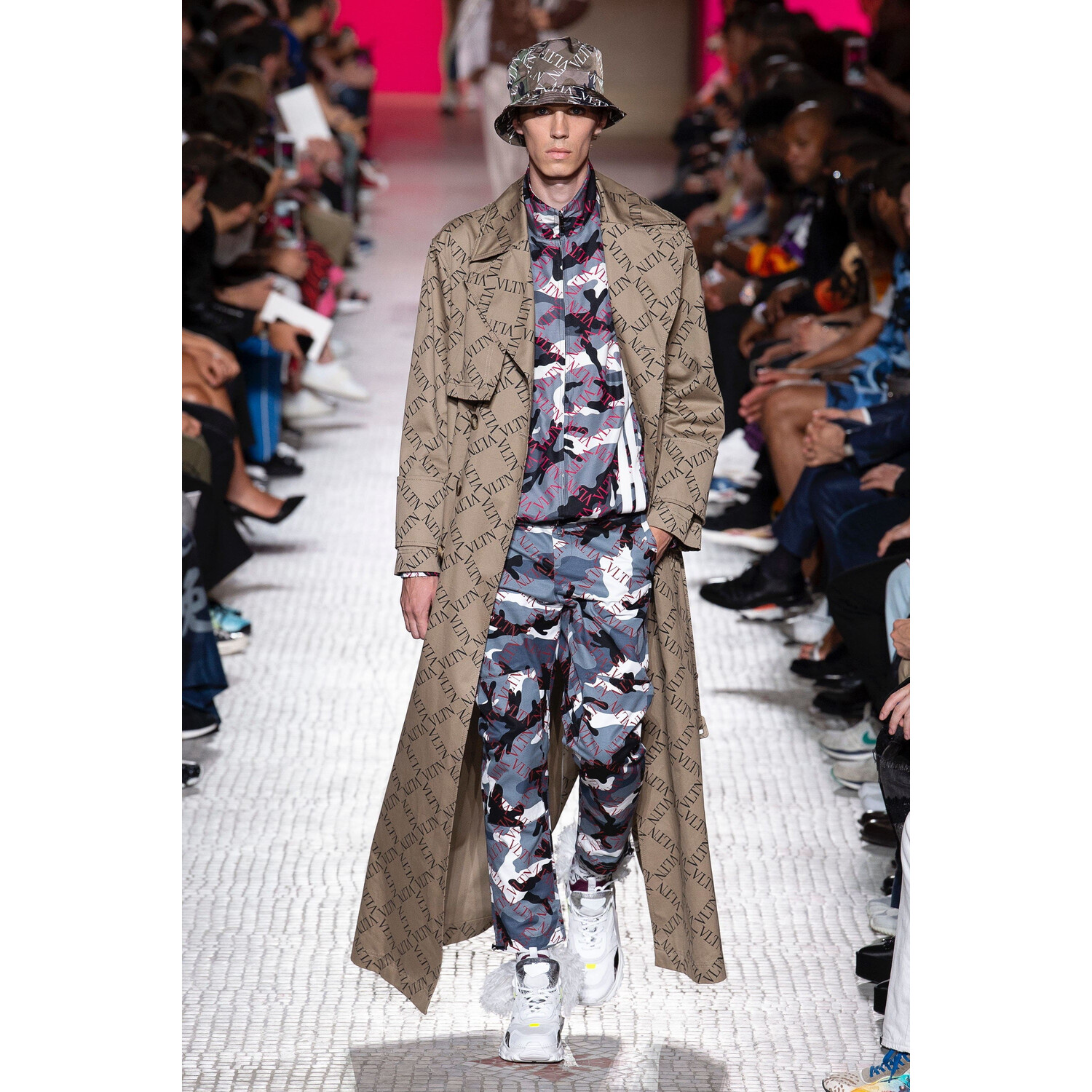 Фото Valentino Spring 2019 Menswear / Валентино Весна Лето 2019 Мужская Неделя Моды в Париже