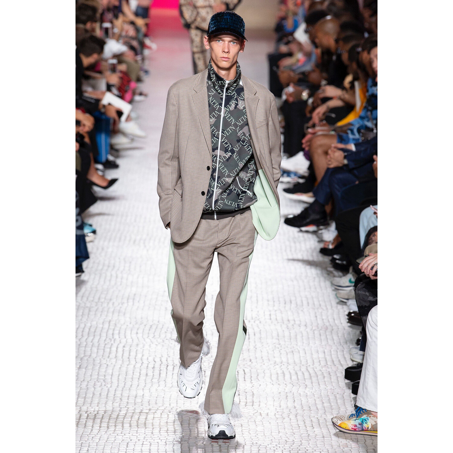 Фото Valentino Spring 2019 Menswear / Валентино Весна Лето 2019 Мужская Неделя Моды в Париже