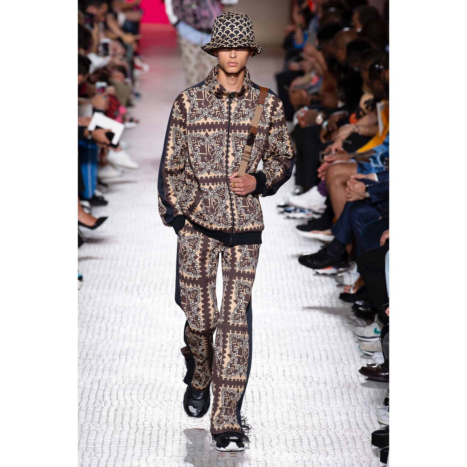 Фото Valentino Spring 2019 Menswear / Валентино Весна Лето 2019 Мужская Неделя Моды в Париже