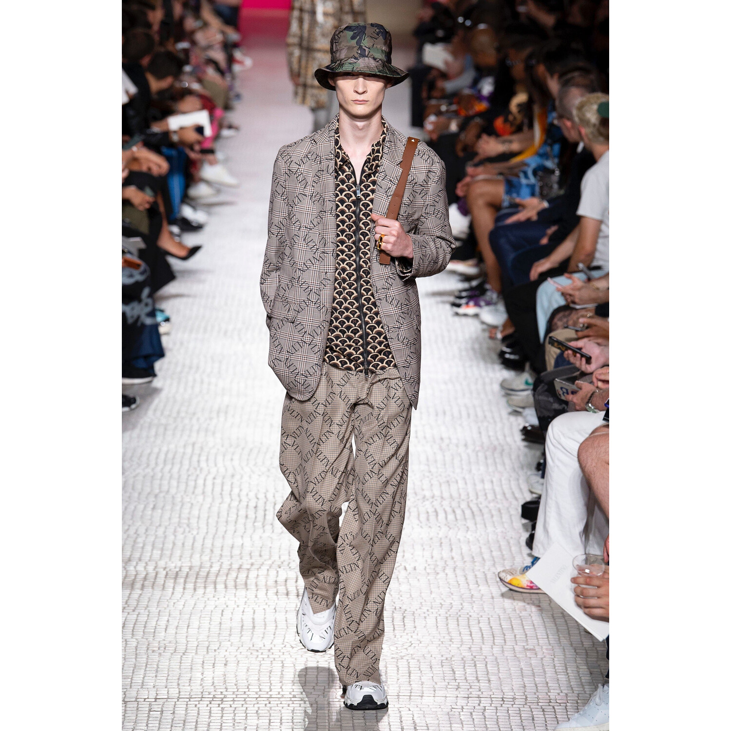 Фото Valentino Spring 2019 Menswear / Валентино Весна Лето 2019 Мужская Неделя Моды в Париже