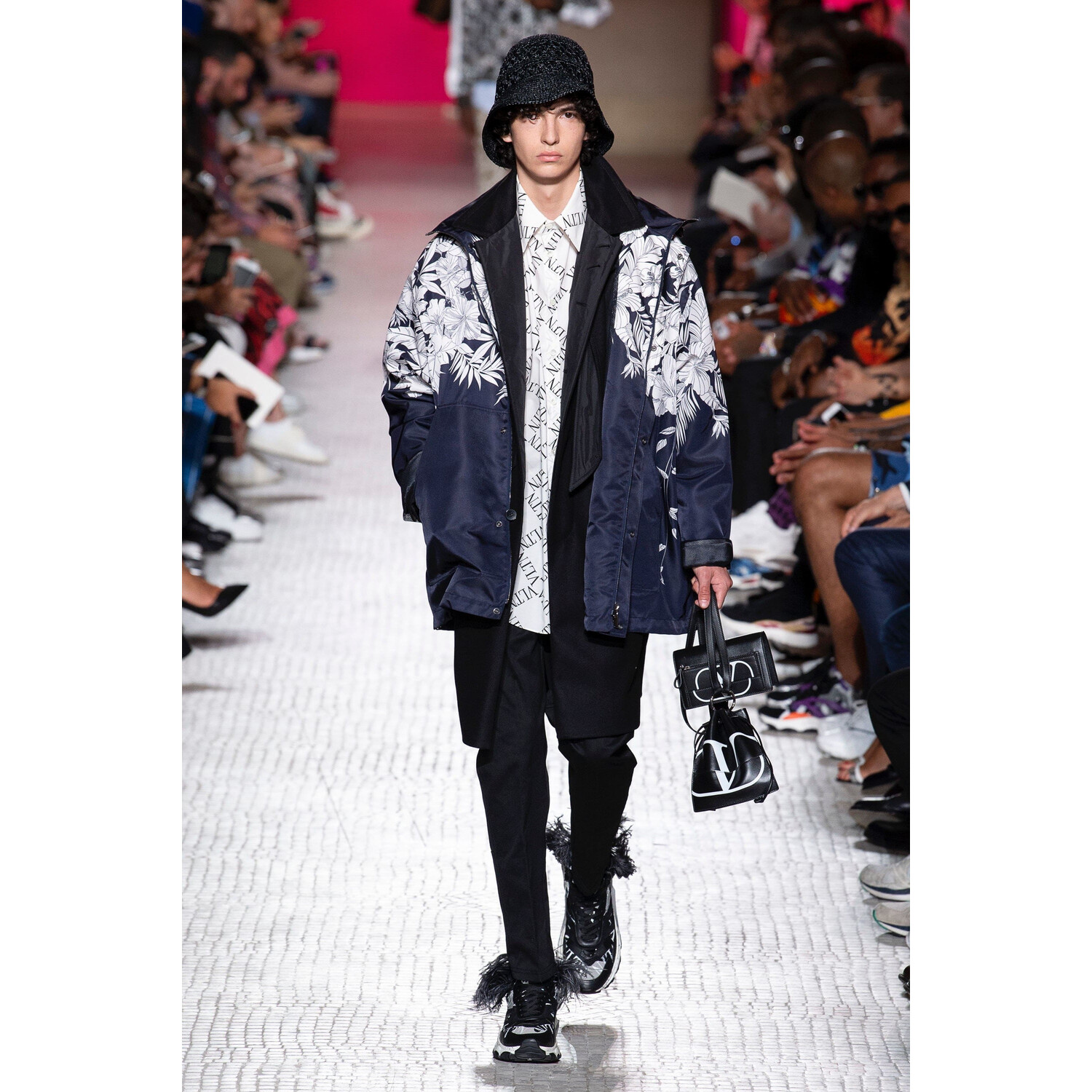 Фото Valentino Spring 2019 Menswear / Валентино Весна Лето 2019 Мужская Неделя Моды в Париже