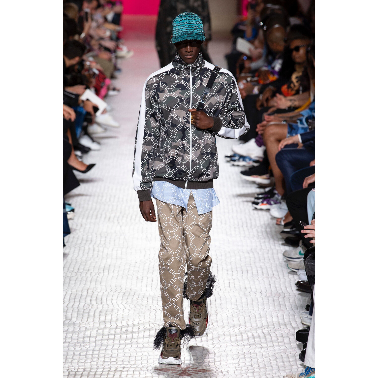 Фото Valentino Spring 2019 Menswear / Валентино Весна Лето 2019 Мужская Неделя Моды в Париже