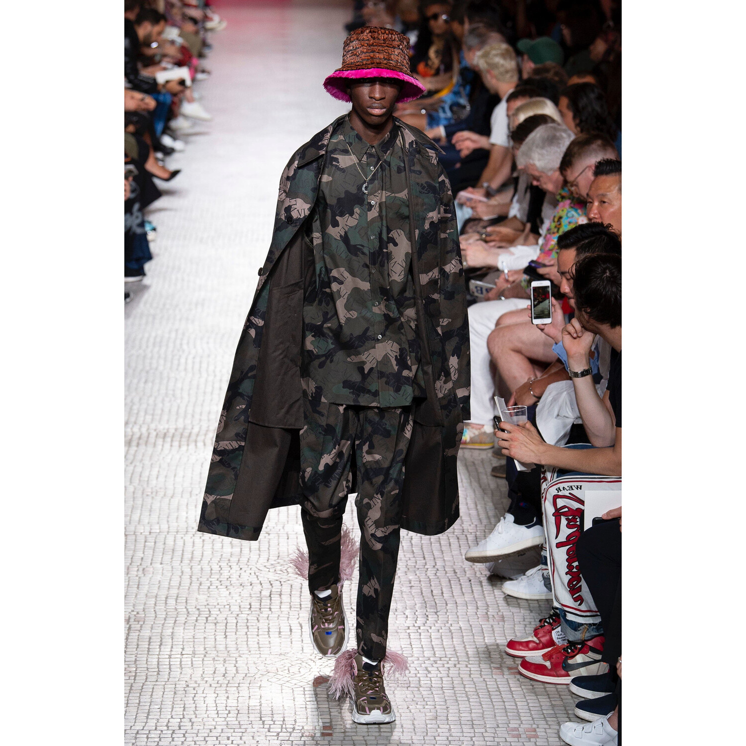 Фото Valentino Spring 2019 Menswear / Валентино Весна Лето 2019 Мужская Неделя Моды в Париже