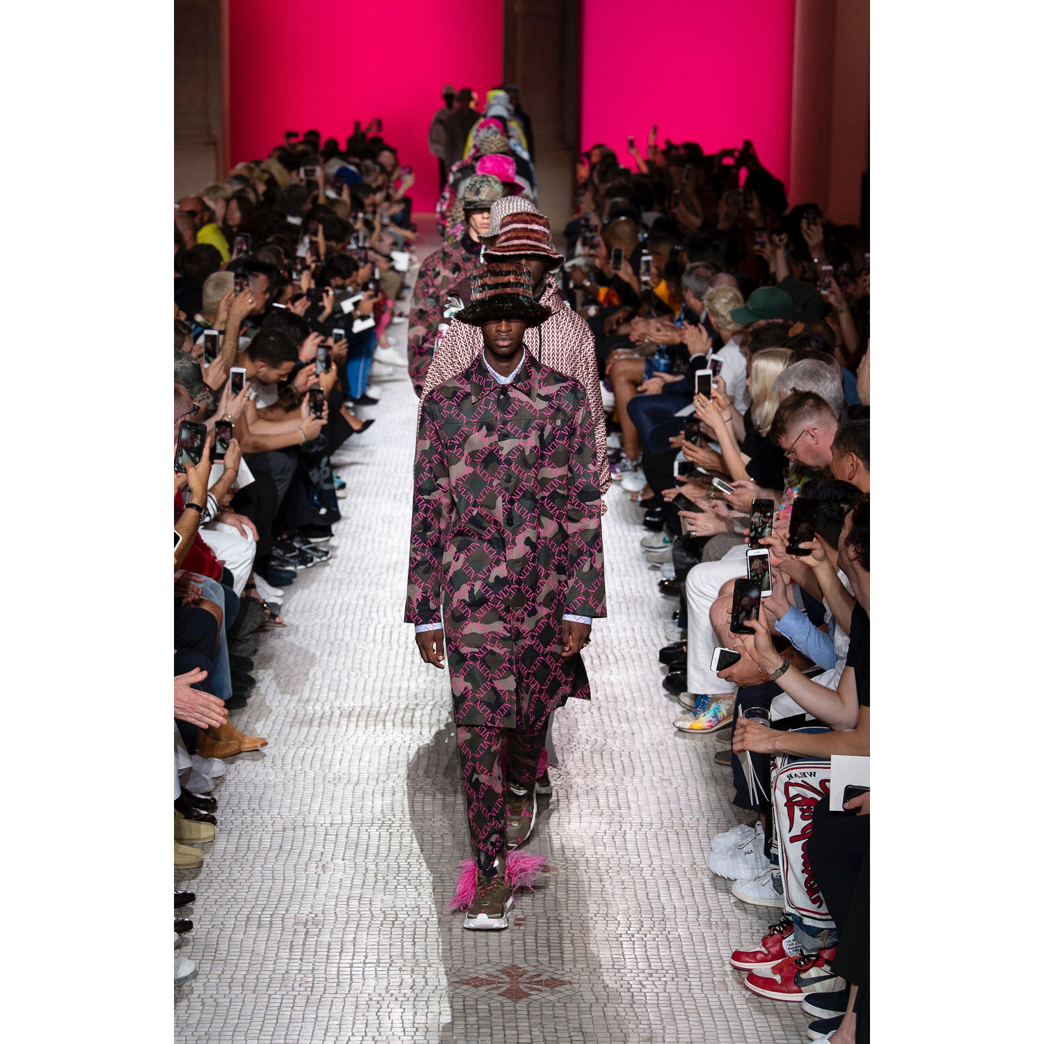 Фото Valentino Spring 2019 Menswear / Валентино Весна Лето 2019 Мужская Неделя Моды в Париже