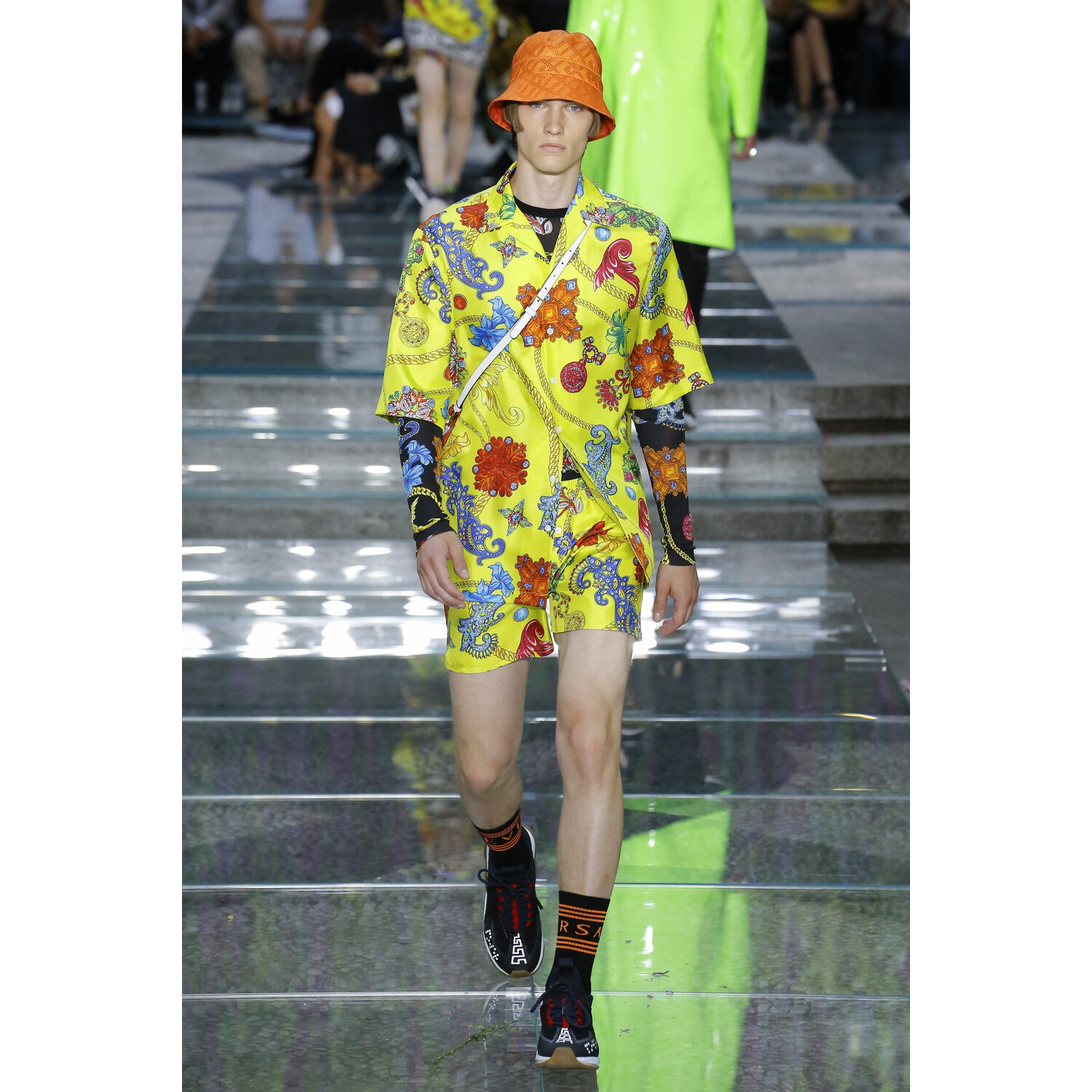 Фото Versace Spring 2019 Menswear /Версаче Весна Лето 2019 Мужская Неделя Моды в Милане