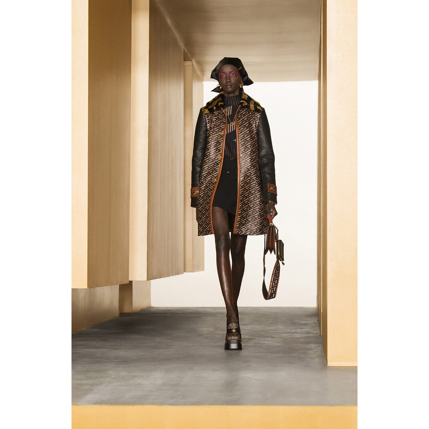 Фото Versace Fall-Winter 2021 Ready-to-Wear Collection / Коллекция Versace осень-зима 2021