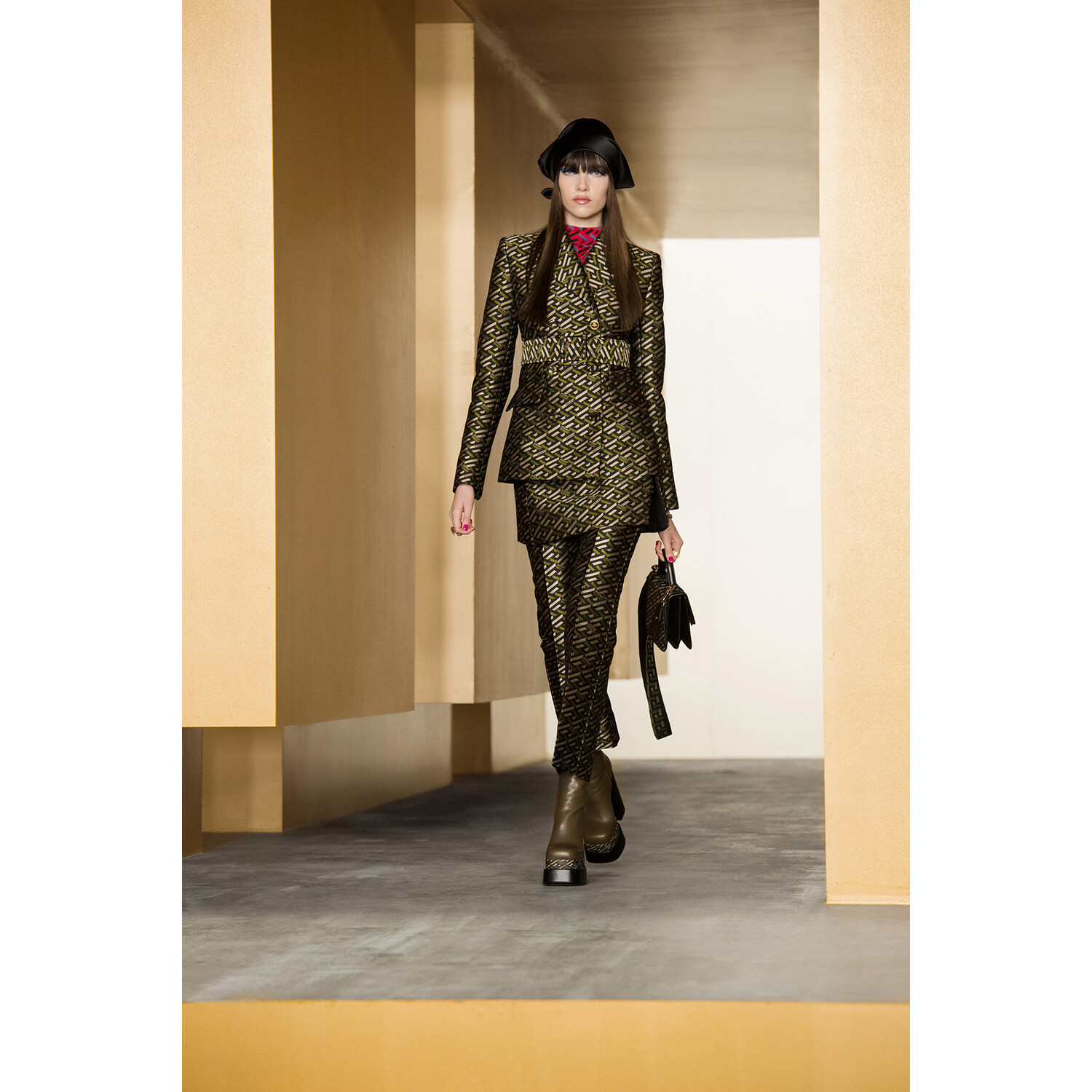 Фото Versace Fall-Winter 2021 Ready-to-Wear Collection / Коллекция Versace осень-зима 2021