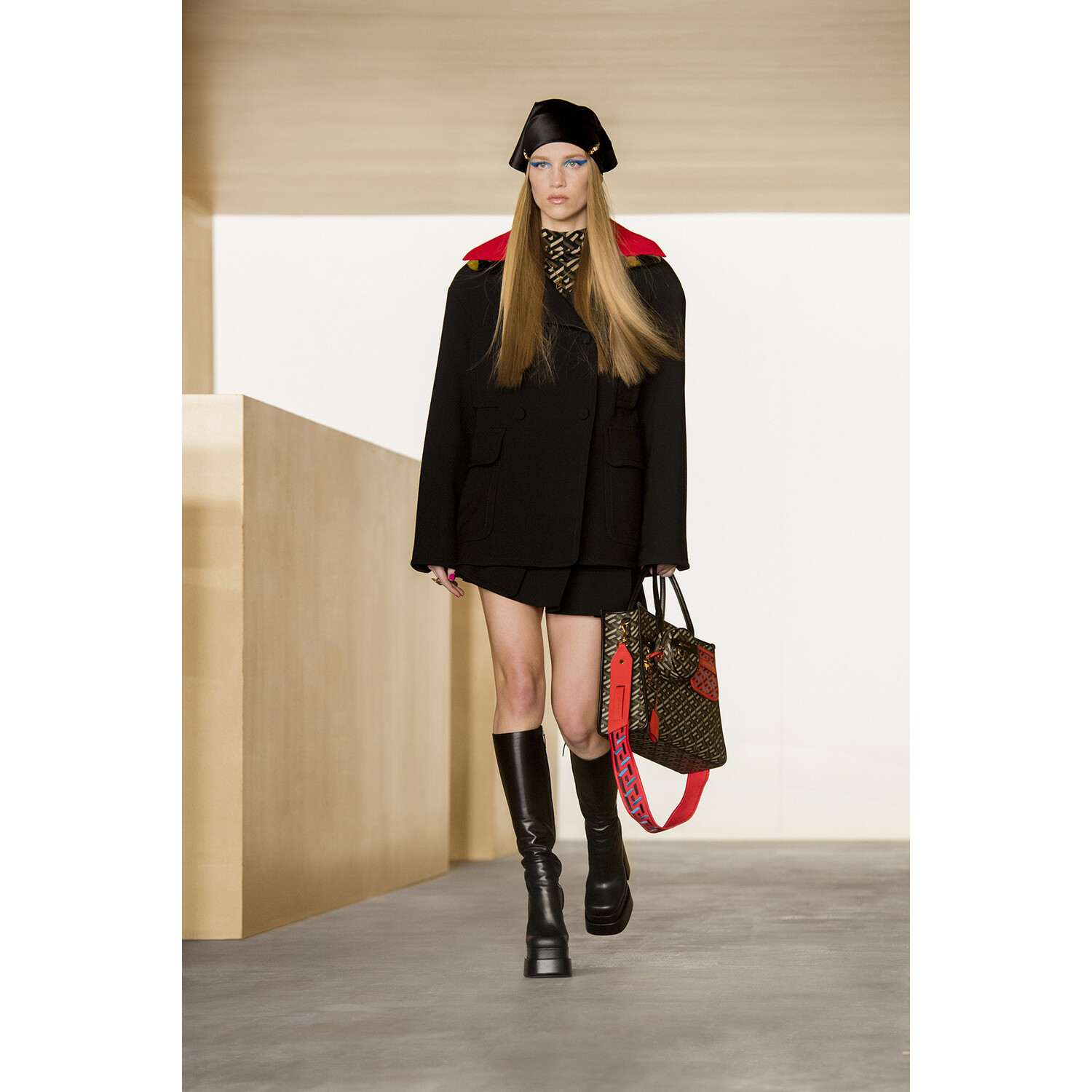 Фото Versace Fall-Winter 2021 Ready-to-Wear Collection / Коллекция Versace осень-зима 2021