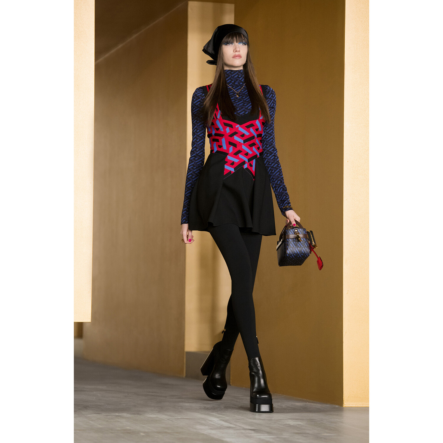 Фото Versace Fall-Winter 2021 Ready-to-Wear Collection / Коллекция Versace осень-зима 2021