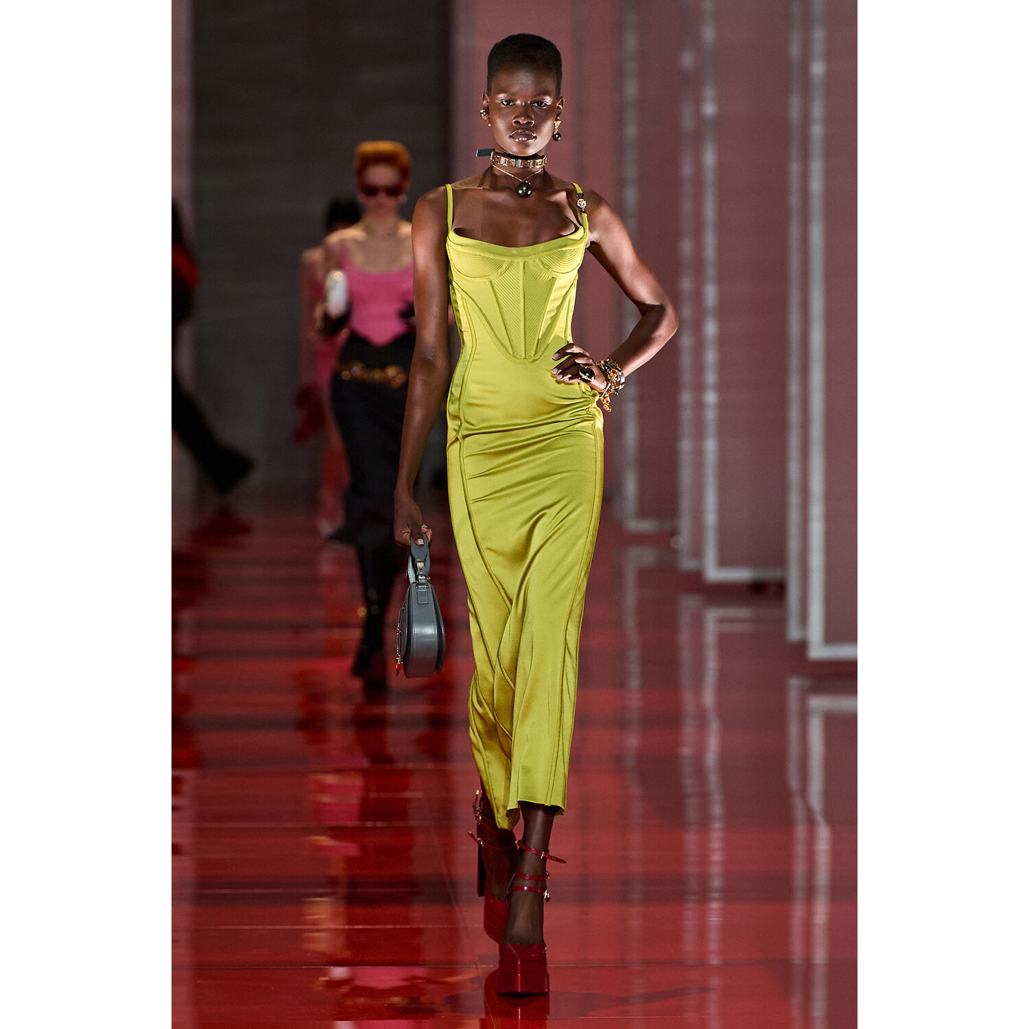 Фото Versace Fall 2022 Collection / Versace осень-зима 2022