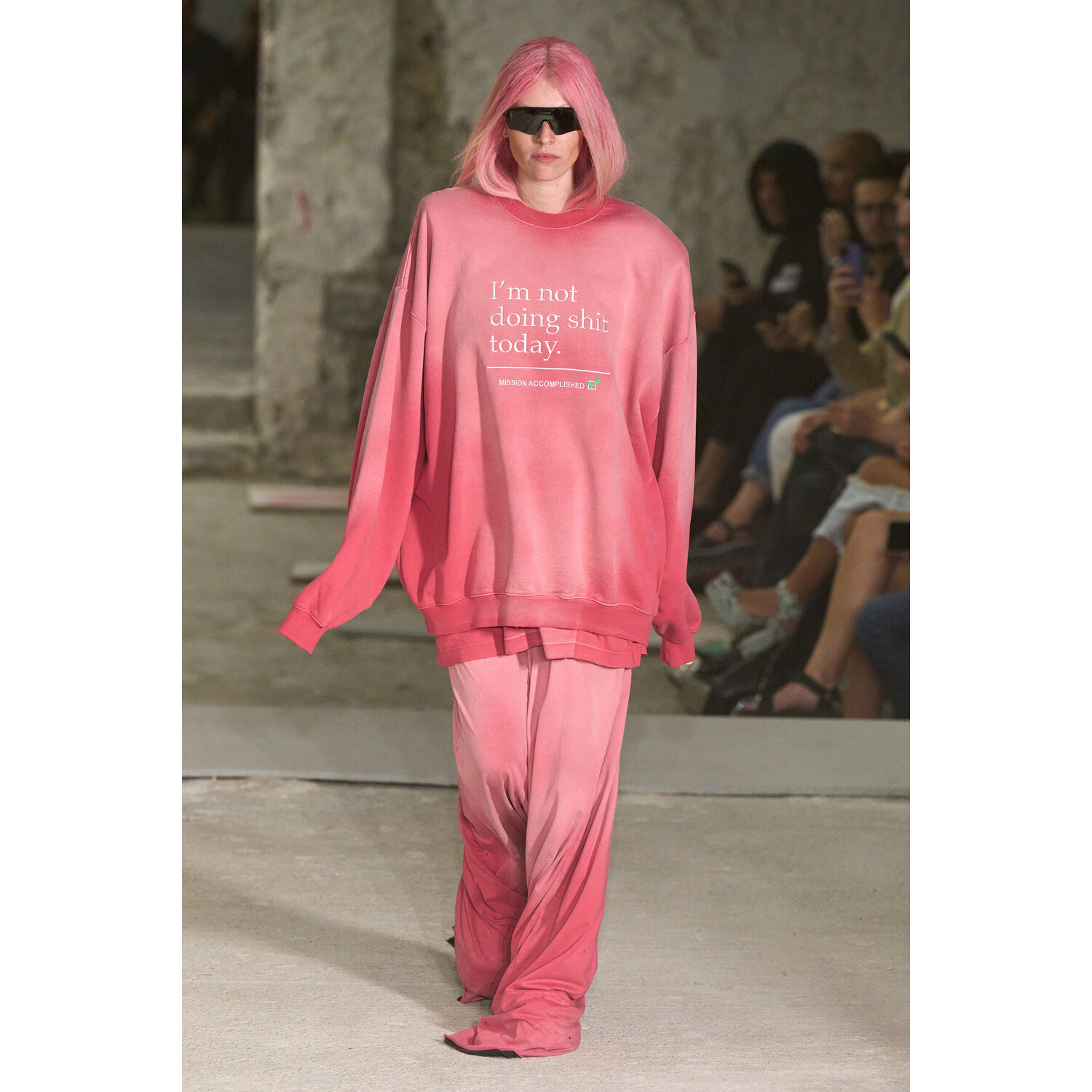 Фото Vetements коллекция весна-лето 2023 / Vetements Spring 2023