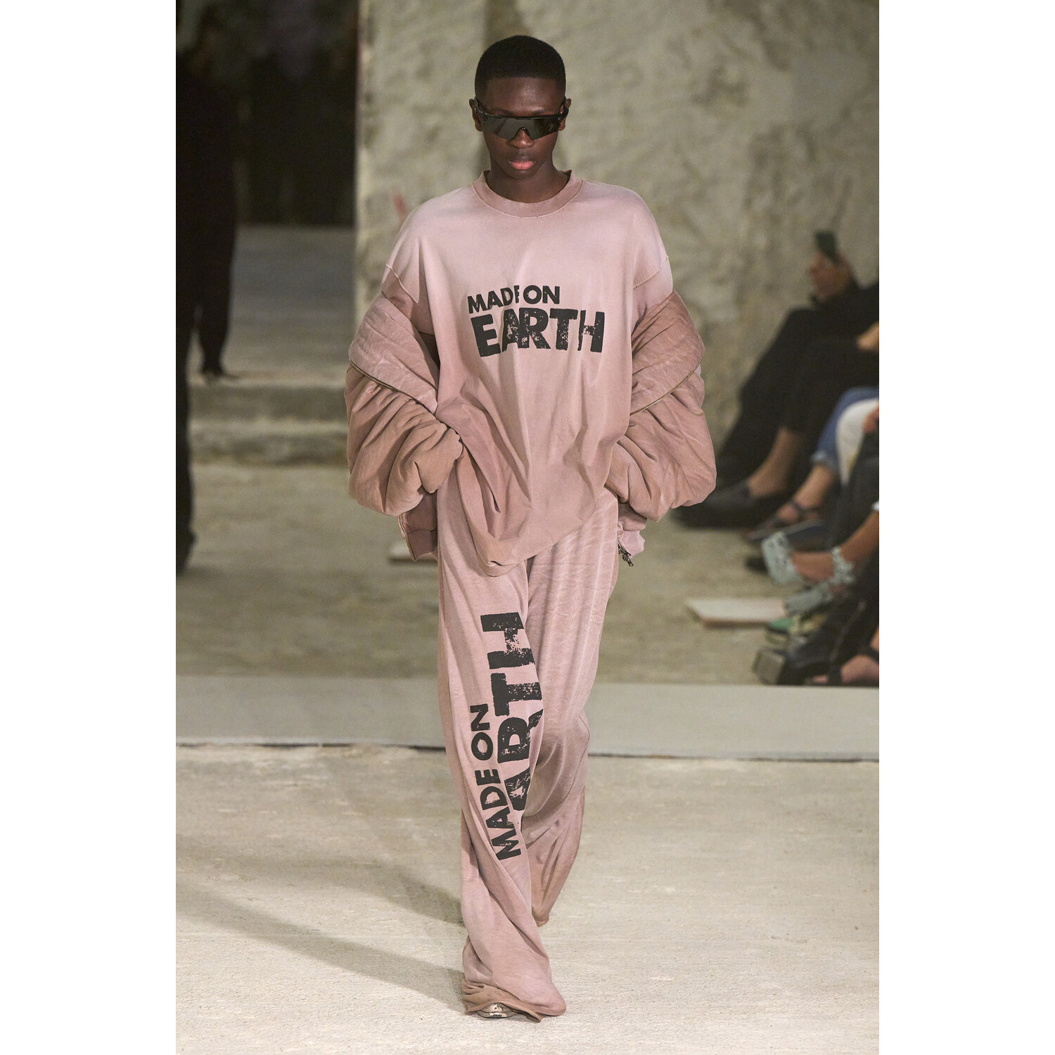 Фото Vetements коллекция весна-лето 2023 / Vetements Spring 2023