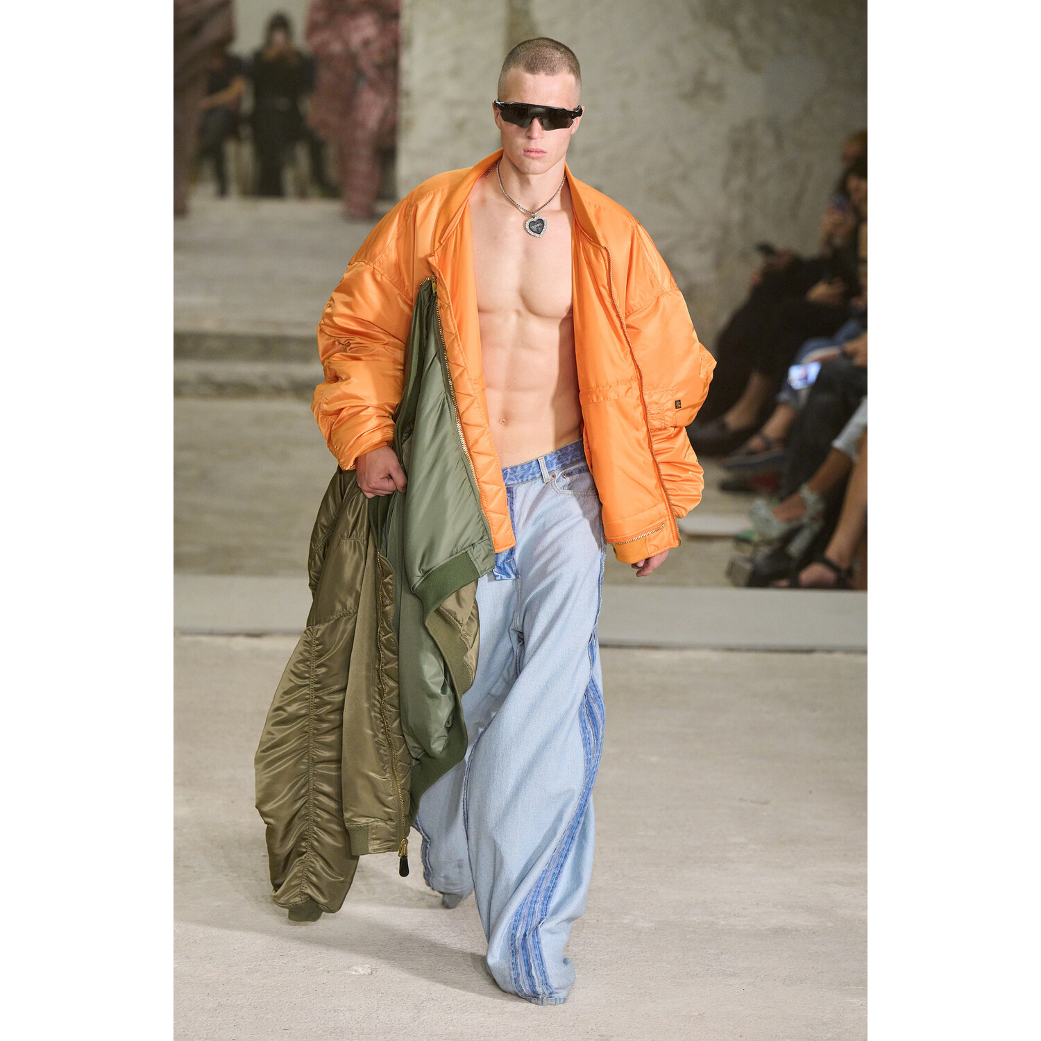 Фото Vetements коллекция весна-лето 2023 / Vetements Spring 2023