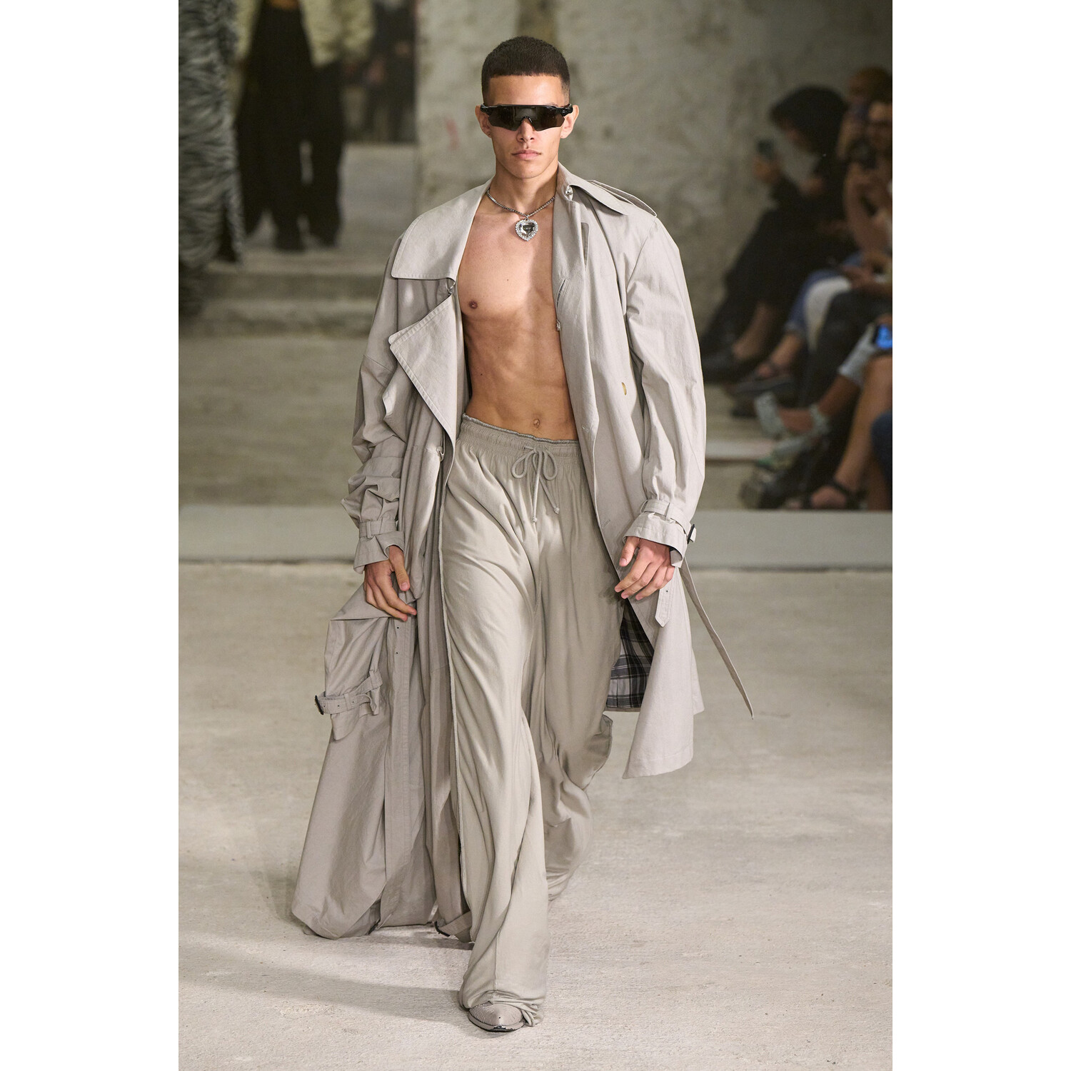 Фото Vetements коллекция весна-лето 2023 / Vetements Spring 2023