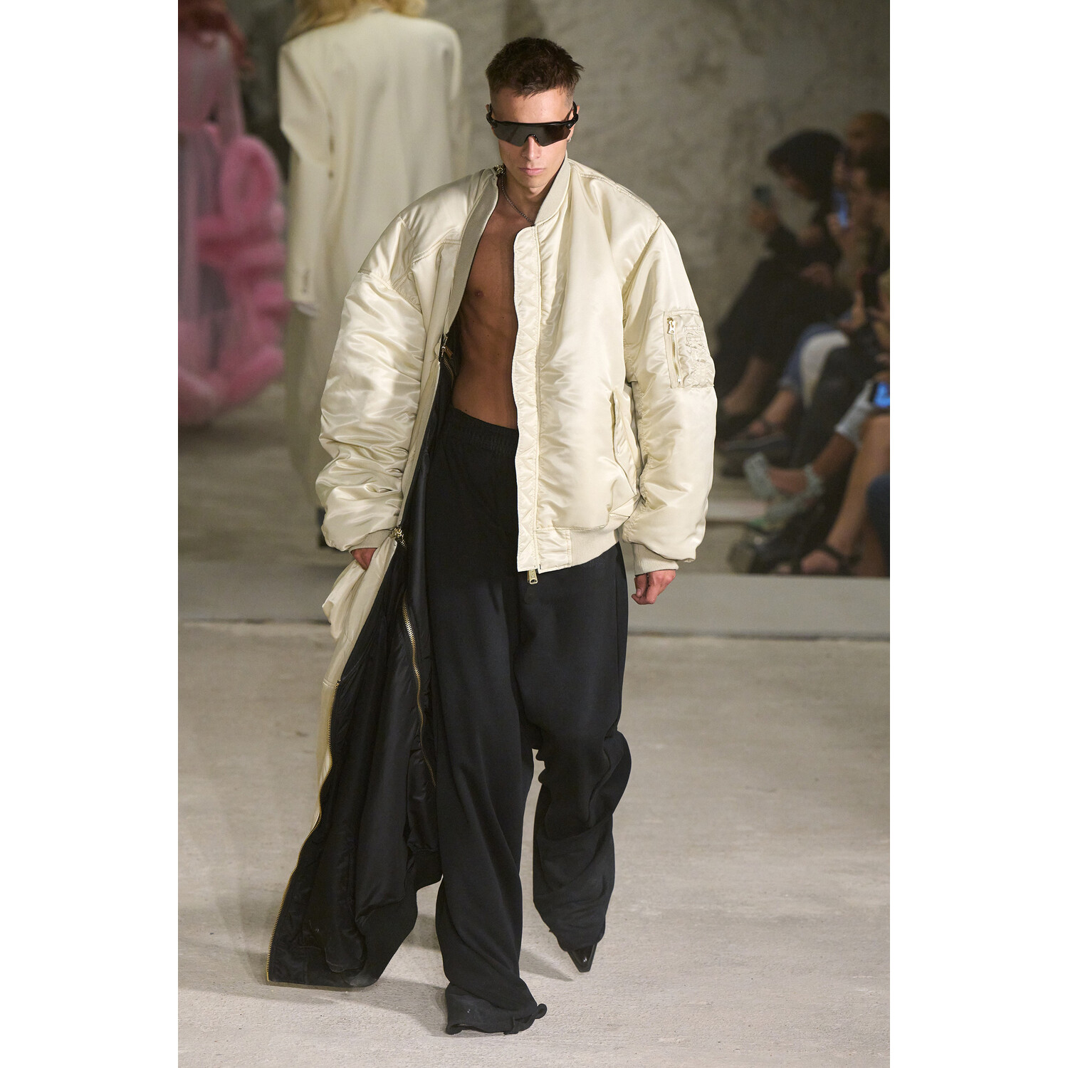 Фото Vetements коллекция весна-лето 2023 / Vetements Spring 2023