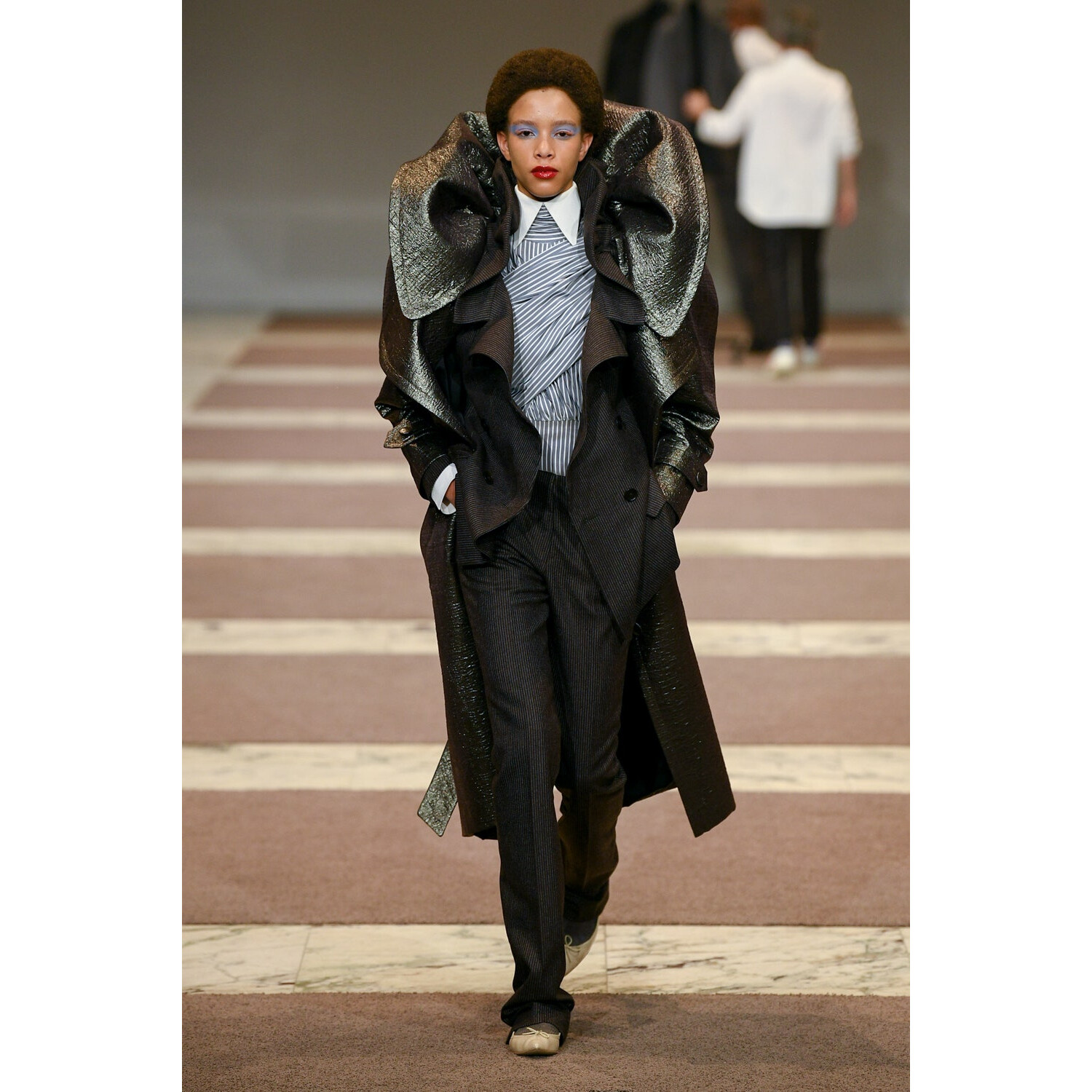 Фото Viktor and Rolf Couture коллекция осень 2022 / Viktor and Rolf Couture Fall 2022