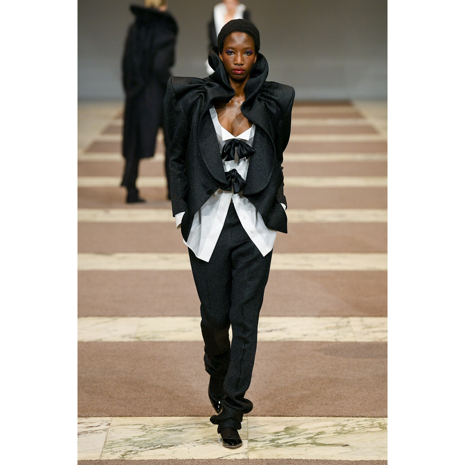 Фото Viktor and Rolf Couture коллекция осень 2022 / Viktor and Rolf Couture Fall 2022