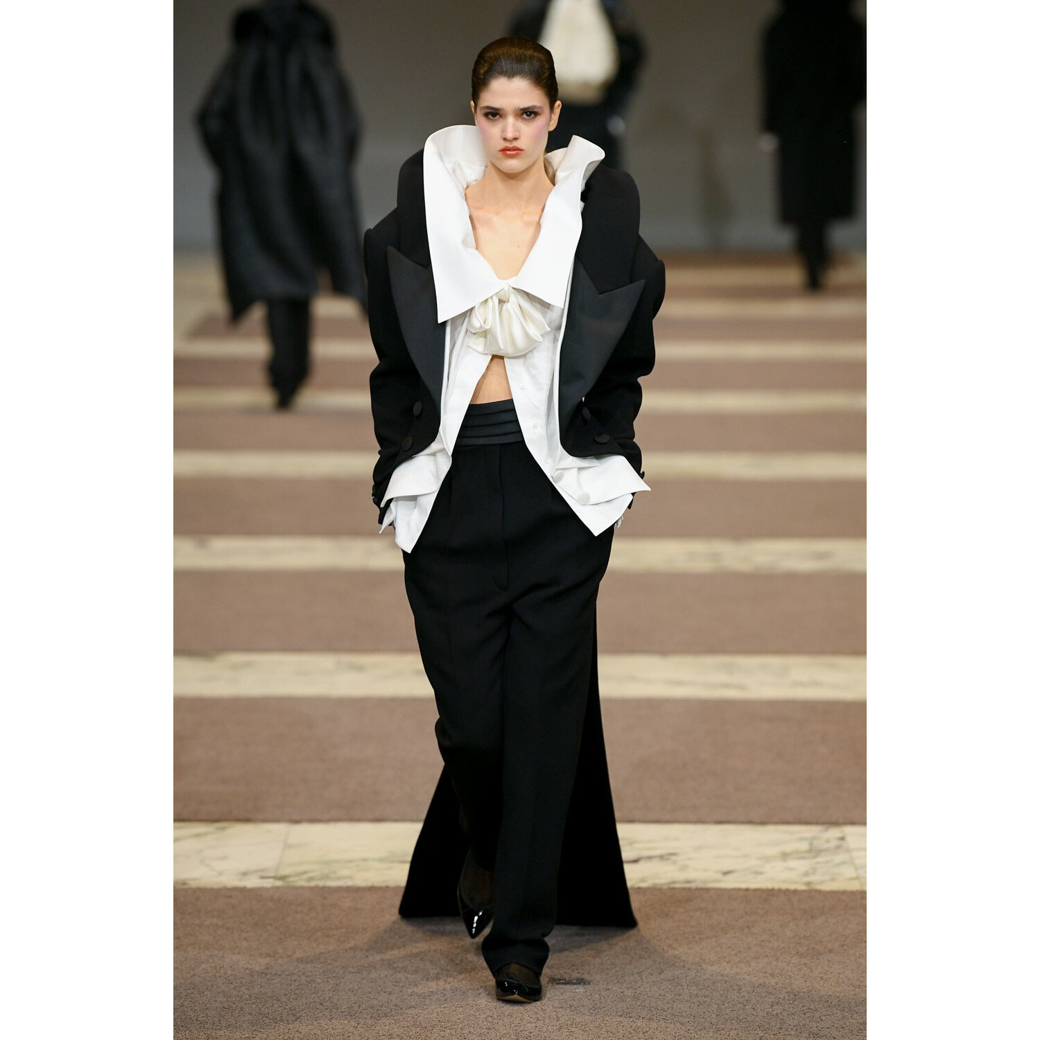 Фото Viktor and Rolf Couture коллекция осень 2022 / Viktor and Rolf Couture Fall 2022