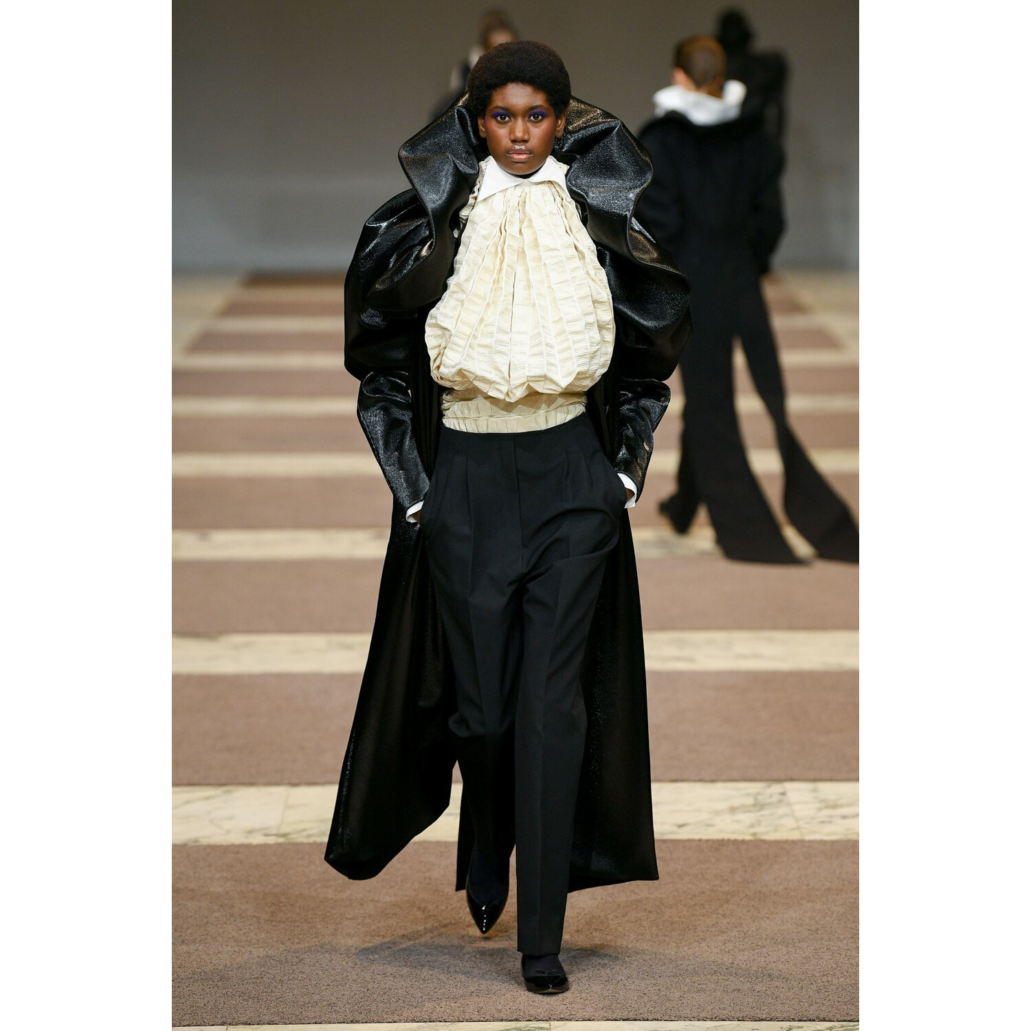 Фото Viktor and Rolf Couture коллекция осень 2022 / Viktor and Rolf Couture Fall 2022