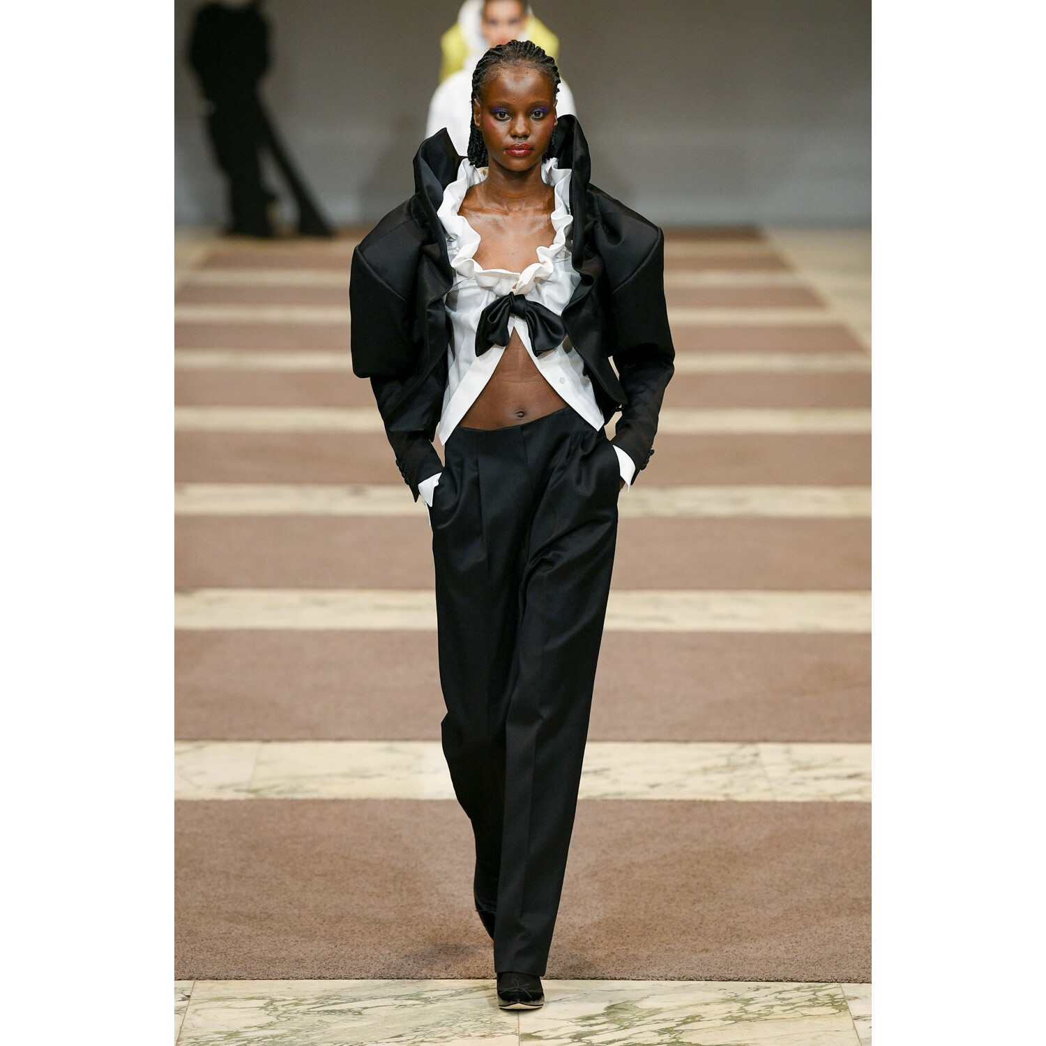 Фото Viktor and Rolf Couture коллекция осень 2022 / Viktor and Rolf Couture Fall 2022