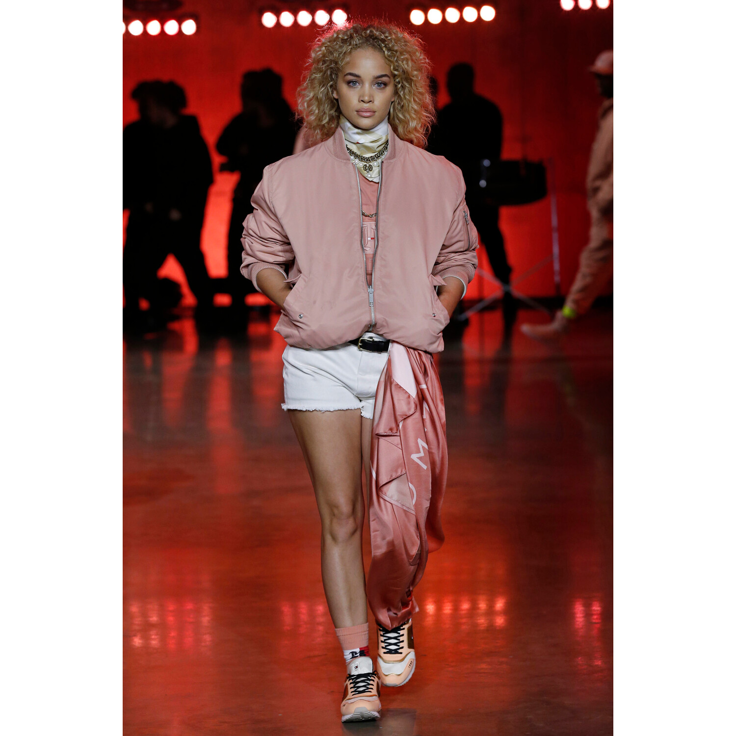 Фото Tommy Hilfiger Spring 2020 Ready-to-Wear / Томми Хилфигер весна-лето 2020 / Неделя моды: Лондон