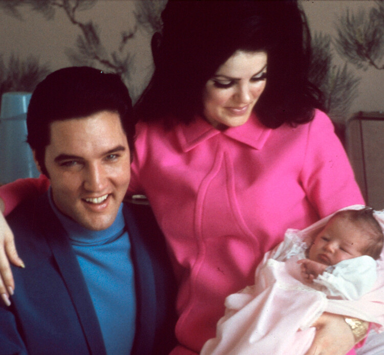&nbsp;Элвис Пресли со своей женой Присциллой Болье Пресли и их 4-дневной дочерью Лизой-Марией Пресли 5 февраля 1968 года в Мемфисе, штат Теннесси