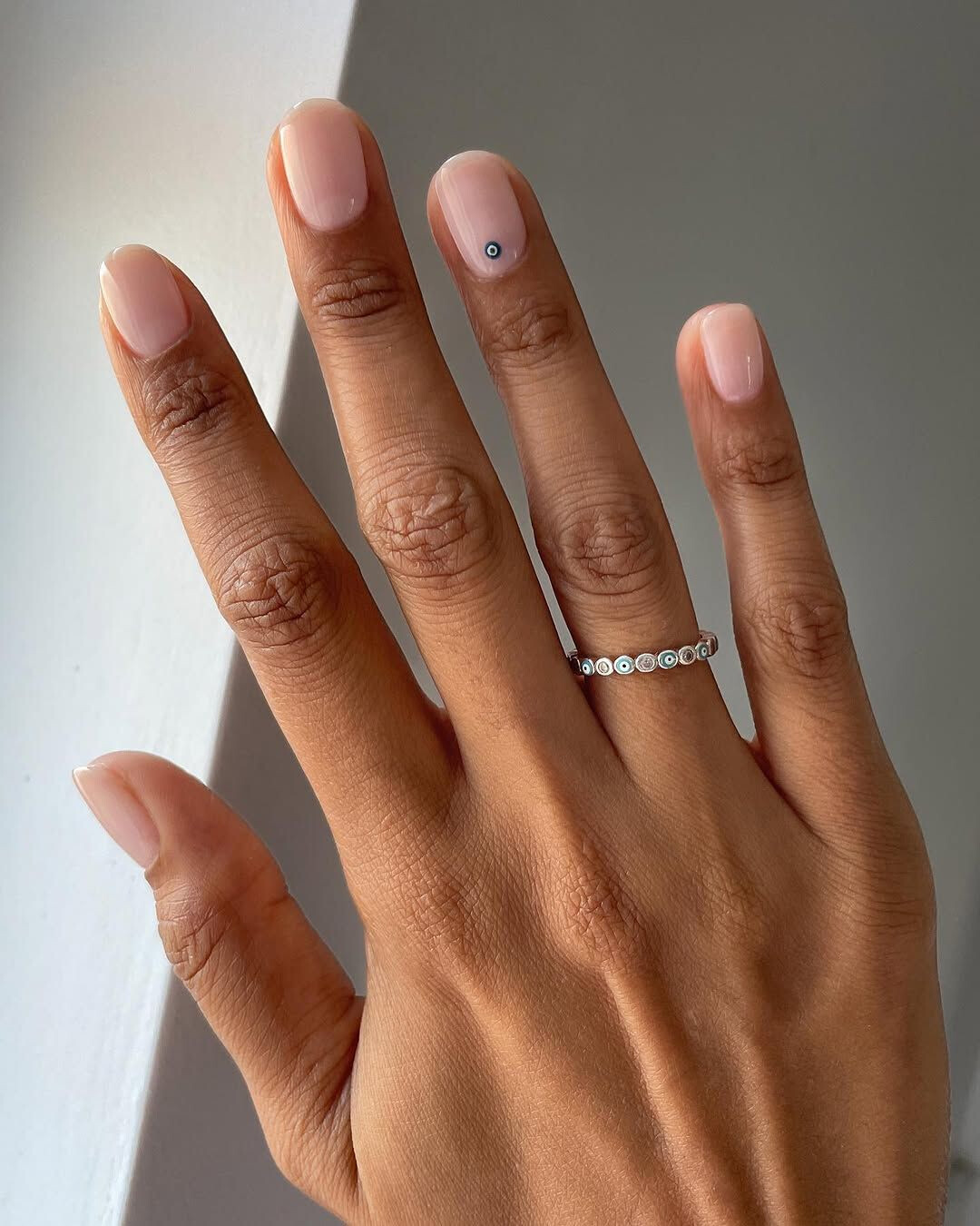 10 трендовых идей нюдового маникюра