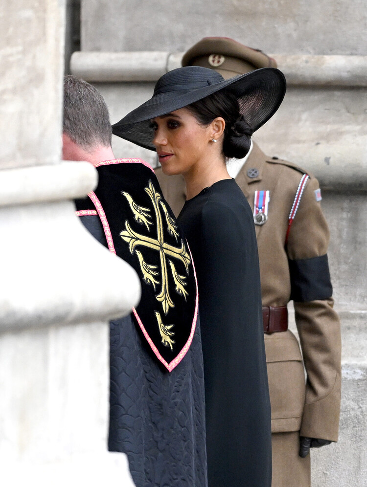 Меган Маркл&nbsp;прибывает на церемонию похорон Елизаветы II