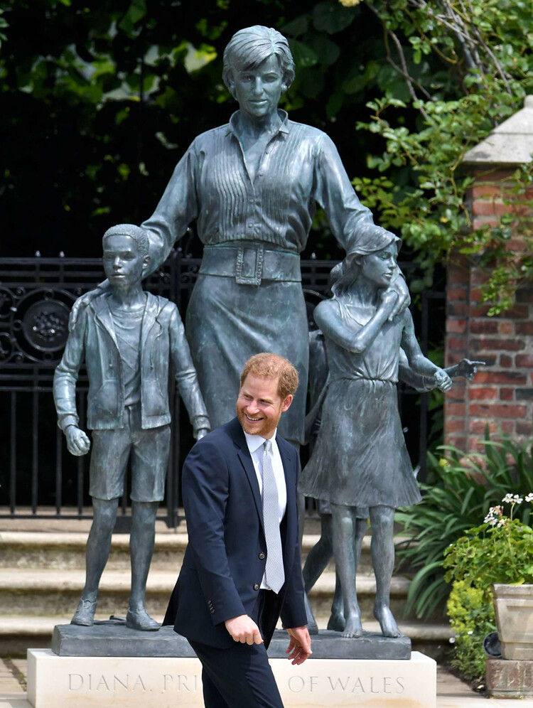 Принц Гарри вылетел в США сразу после открытия статуи своей матери