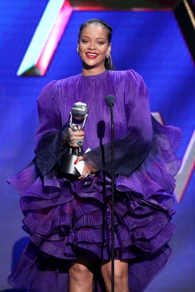 Рианна получила премию NAACP Image Awards за благотворительность