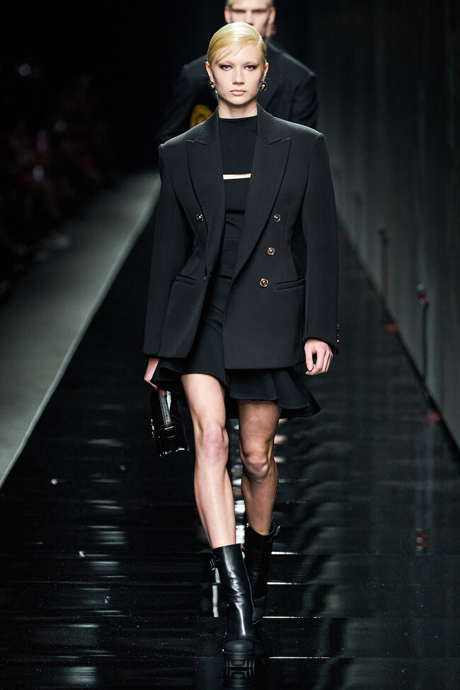 Versace осень &mdash; зима 2020