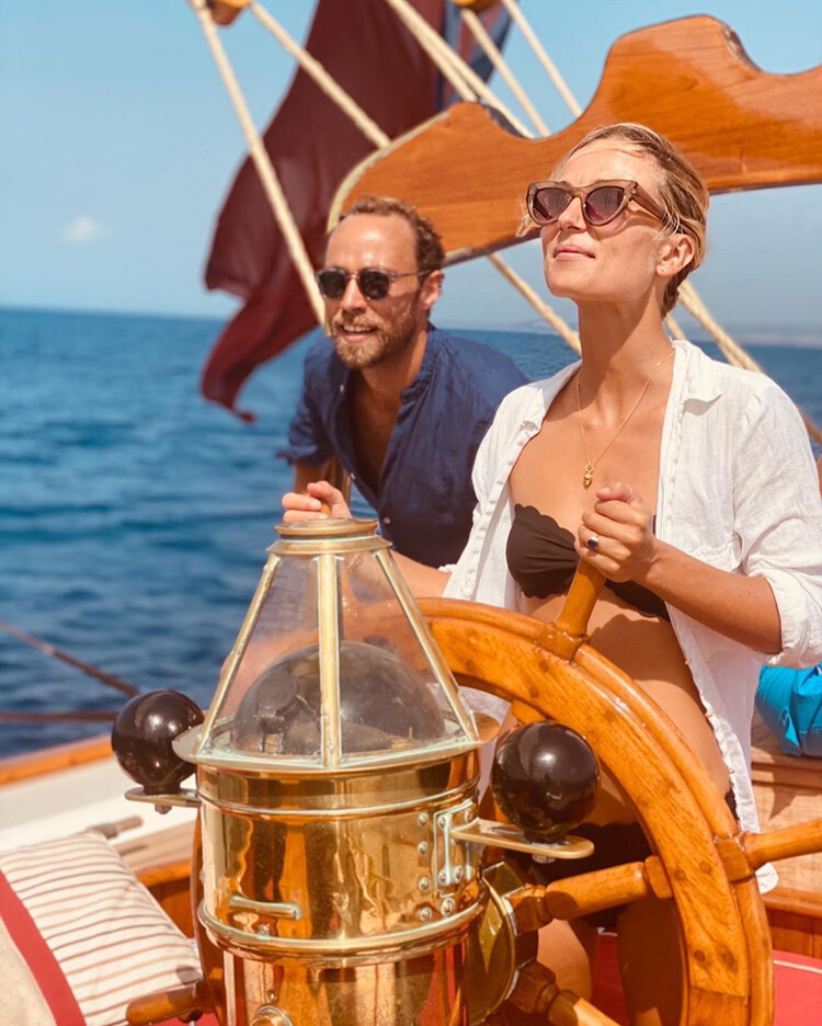 Ализе Тевенет и Джеймс Миддлтон на яхте семьи Миддлтонов, 2020  