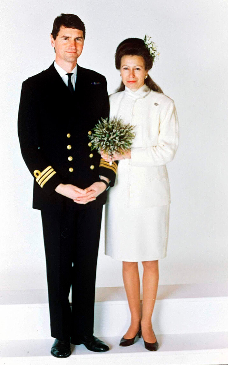 Свадебное фото королевской принцессы Анны и офицера морского флота Тимоти Лоуренсом, 12 декабря 1992 г., церковь Крати Кирк, Балморал, Шотландия