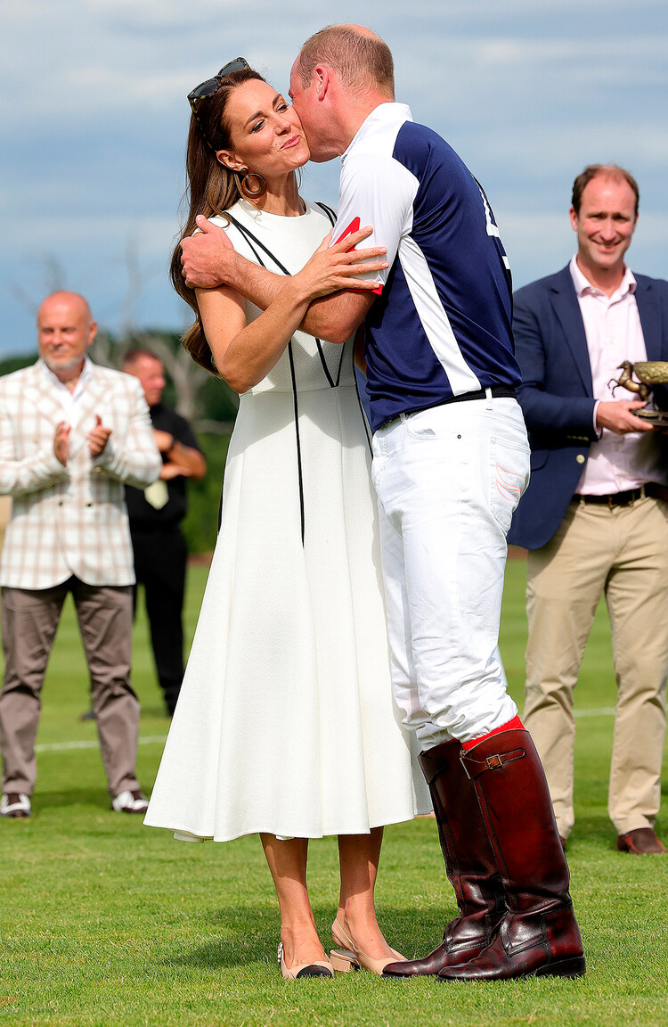 Принц Уильям целует Кейт Миддлтон после победы в благотворительном матче по поло Out-Sourcing Inc. 2022 в клубе Guards Polo Club 6 июля 2022 года в Эгаме, Англия