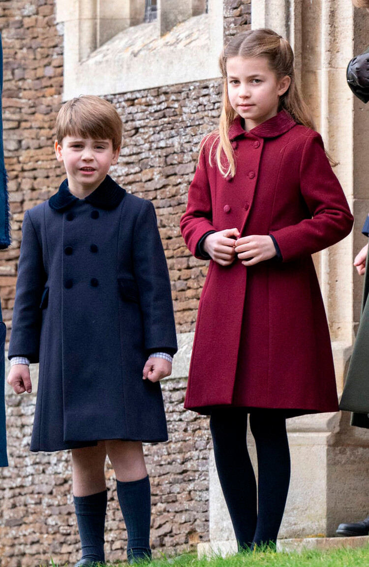 Принц Уэльский, Луи с сестрой принцессой Уэльской, Шарлоттой ждут начала рождественской службы в церкви Святой Марии Магдалины 25 декабря 2022 года в Сандрингеме, Норфолк