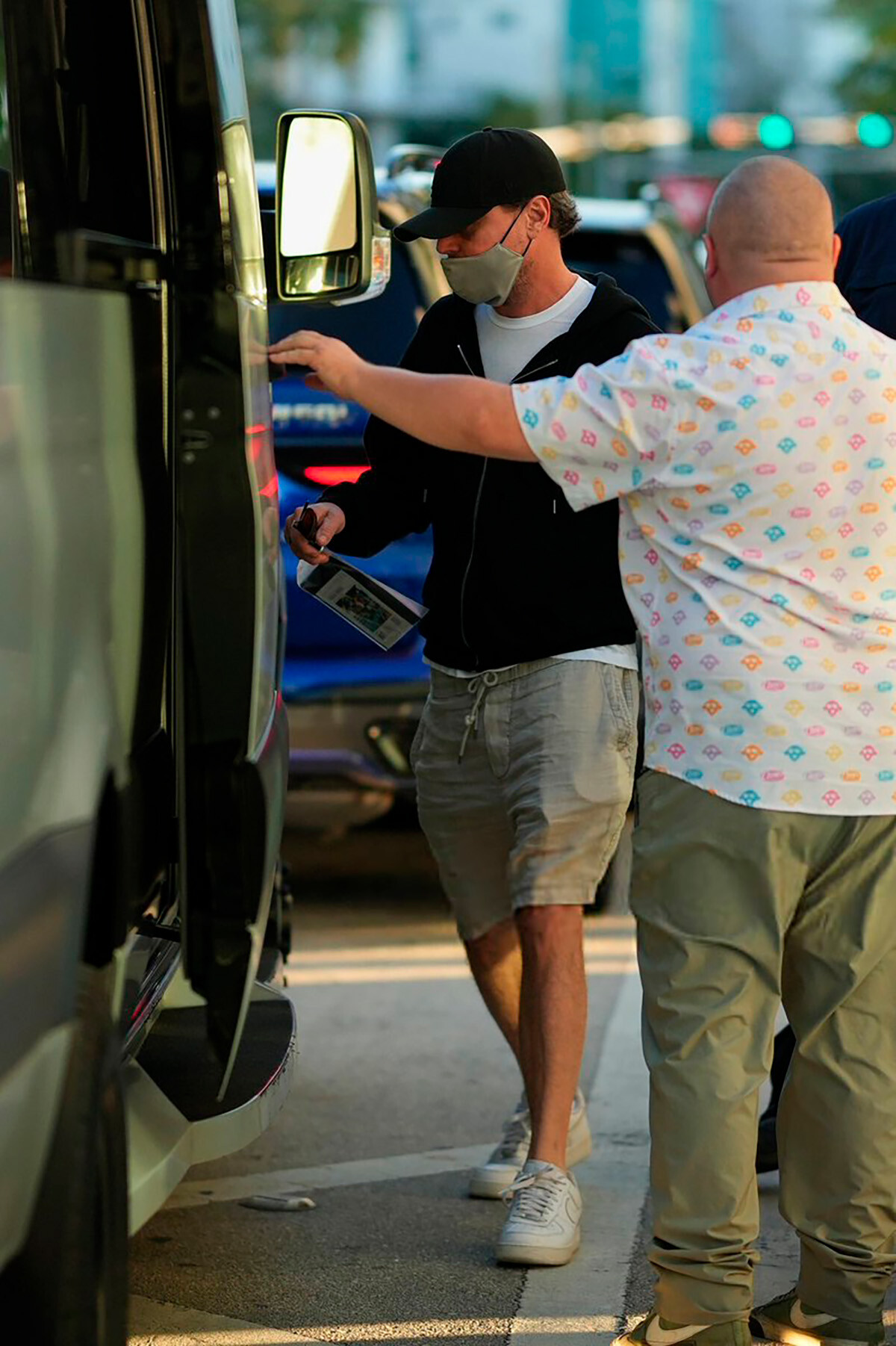 Леонардо Ди Каприо покидает выставку Art Basel Miami Beach 6 декабря 2025 года в Майами-Бич, Флорида