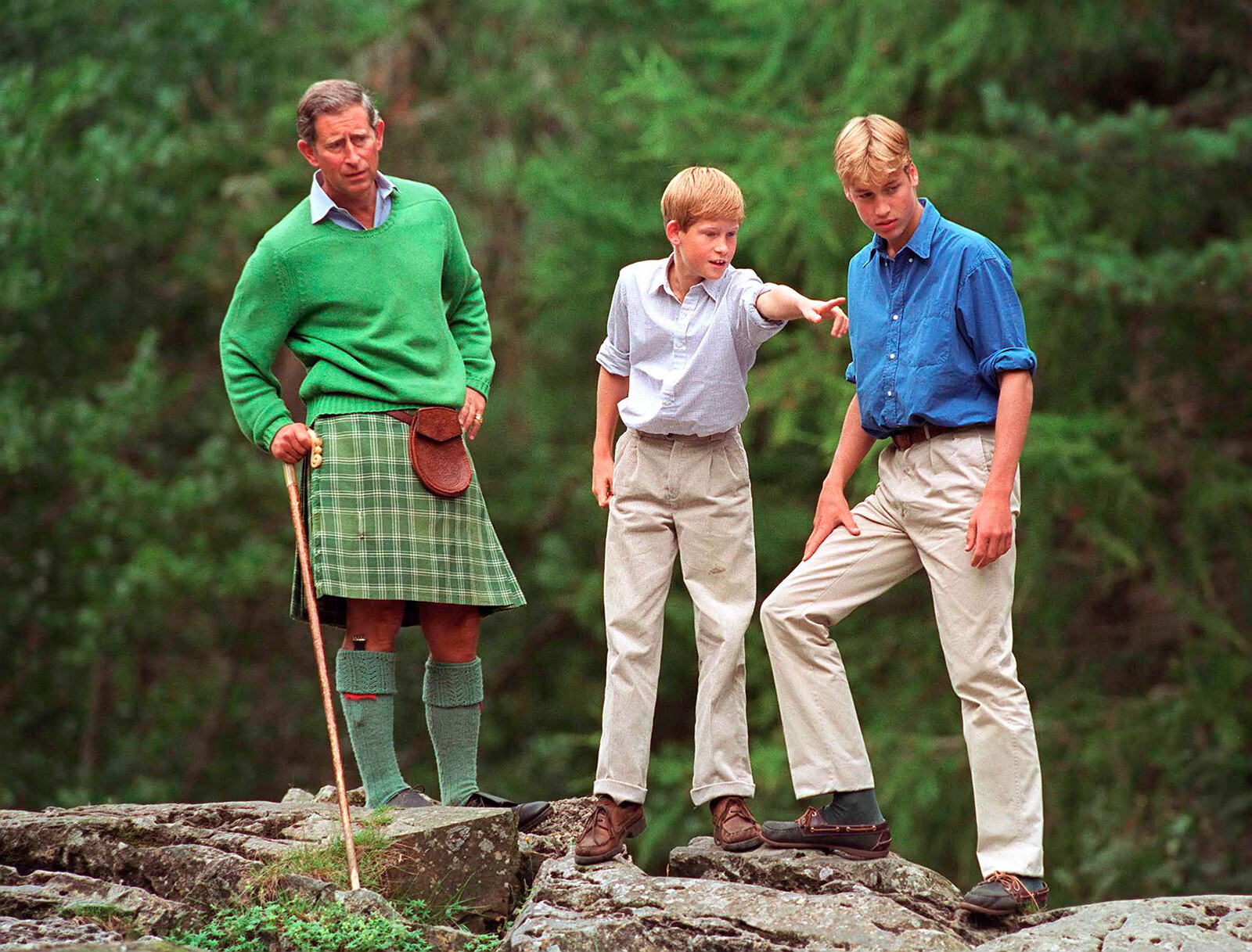 Тогдашние принцы Чарльз, принц Уильям и принц Гарри в Балморале в 1997 году