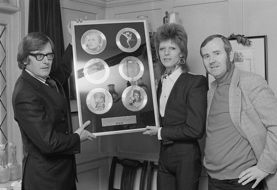 Дэвид Боуи с наградой &laquo;За выдающиеся музыкальные достижения&raquo; от RCA Records, январь 1974 года
