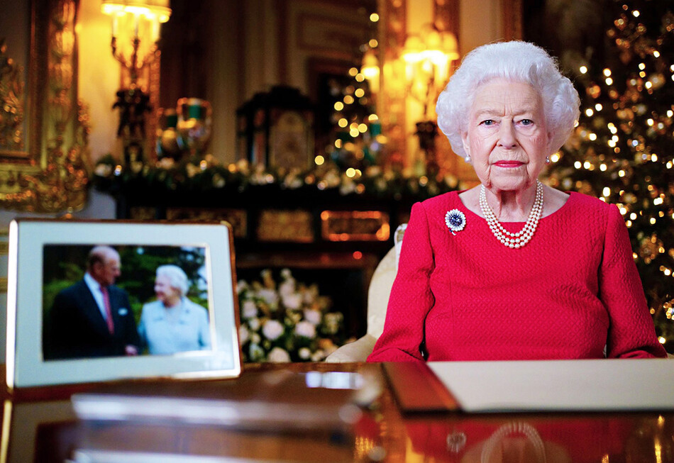 Елизавета II выбрала особенную фотографию принца Филиппа для ежегодного рождественского обращения к нации 