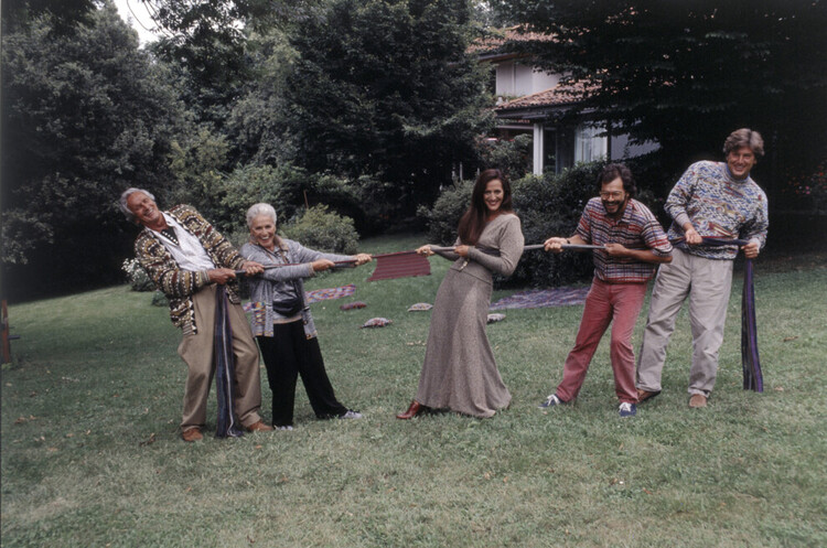 Оттавио Миссони и его жена Розита вместе с тремя детьми, Анжелой, Лукой и Витторио в саду их особняка, 1993 год