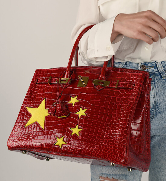 Новая сумка Herm&egrave;s Birkin в цветах китайского флага