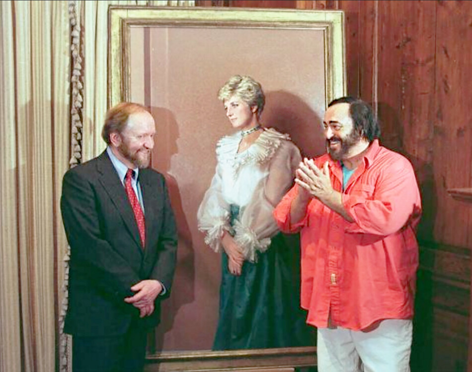 Художник Нельсон Шанкс (слева) и певец Лучано Паваротти представляют новый портрет Дианы, принцессы Уэльской, в галереи Hirschil &amp; Adler в Нью-Йорке, понедельник, 8 апреля 1996 года