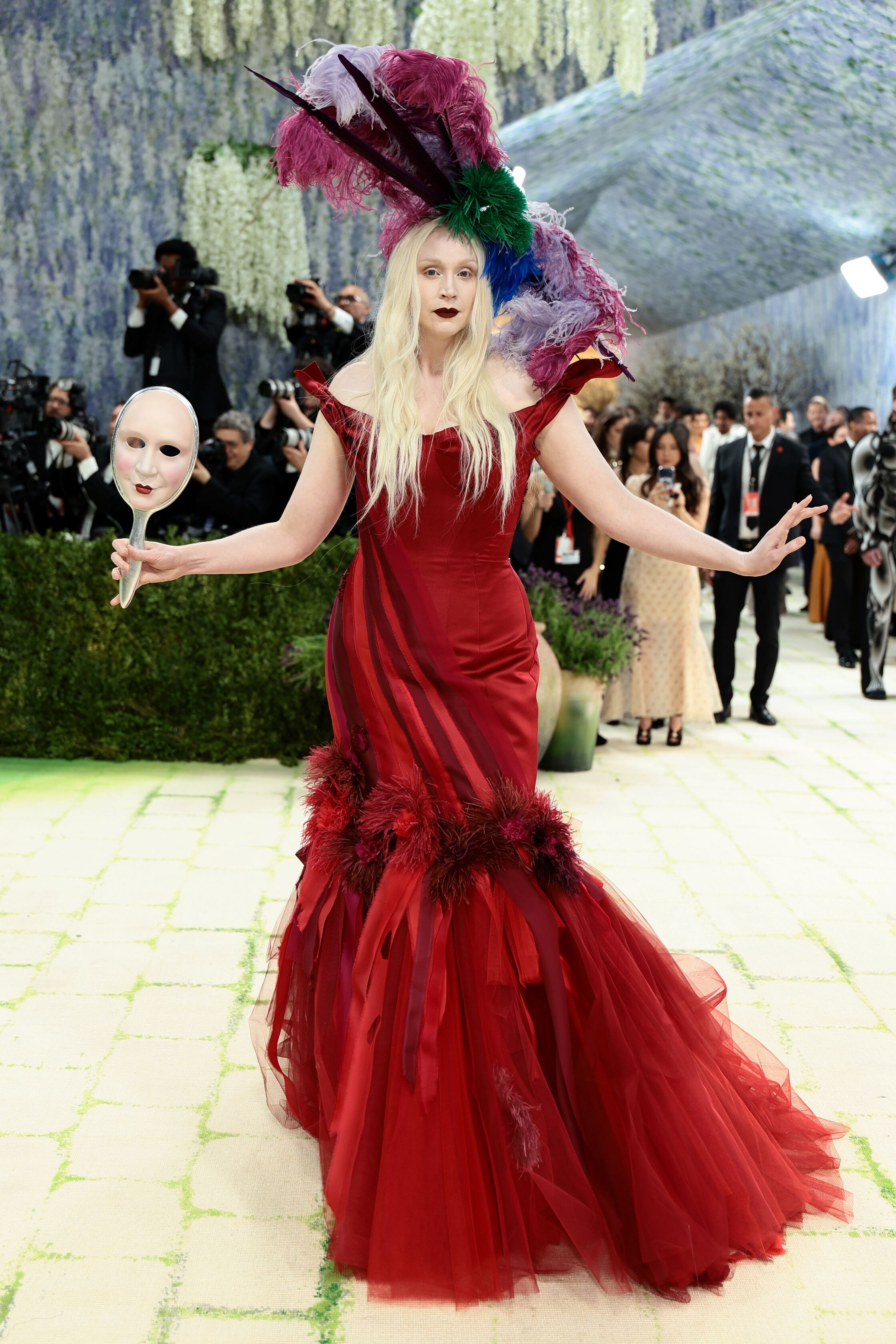 Гвендолин Кристи в платье от Giles Deacon Met Gala 2026