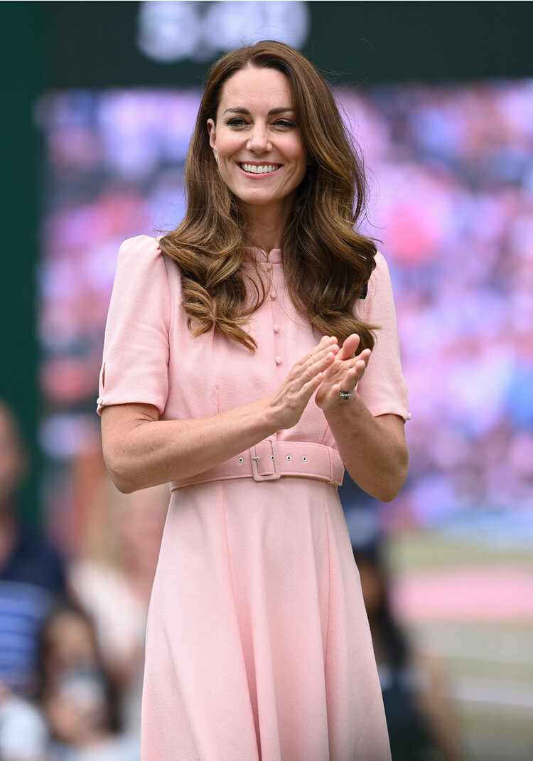 Кэтрин, герцогиня Кембриджская посещает 13-й день чемпионата Уимблдона 11 июля 2021 года в Лондоне, Англия