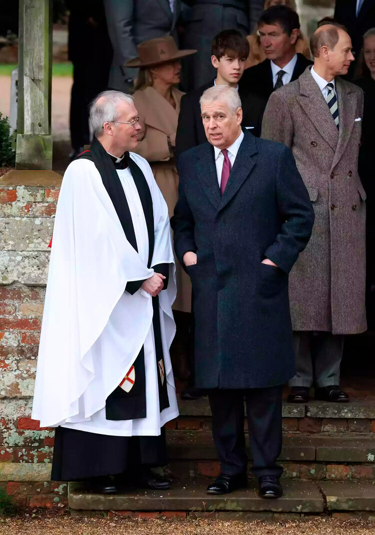 Герцог Йоркский, принц Эндрю беседует со священнослужителем после посещения рождественской службы в церкви Святой Марии Магдалины в Норфолке, 25 декабря 2022 года