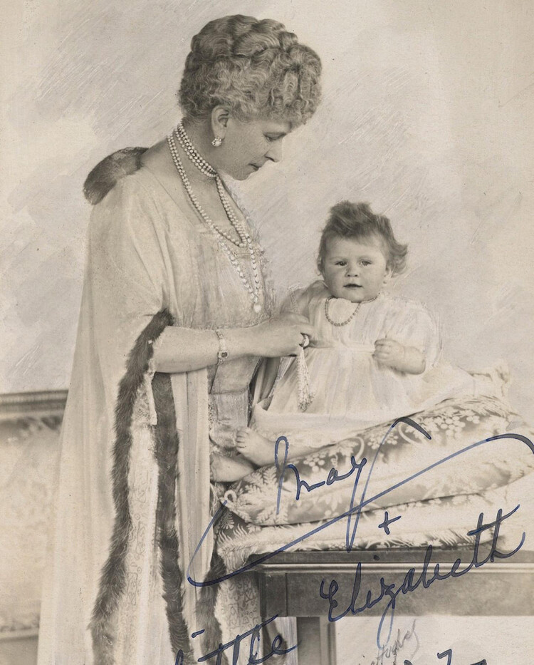 Принцесса Елизавета со своей бабушкой, королевой Марией, в 1927 году