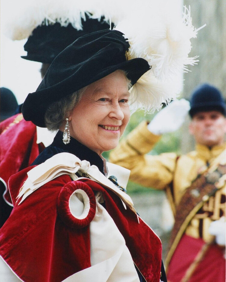 Королева во время празднования Дня подвязки в Виндзорском замке в 1998 году