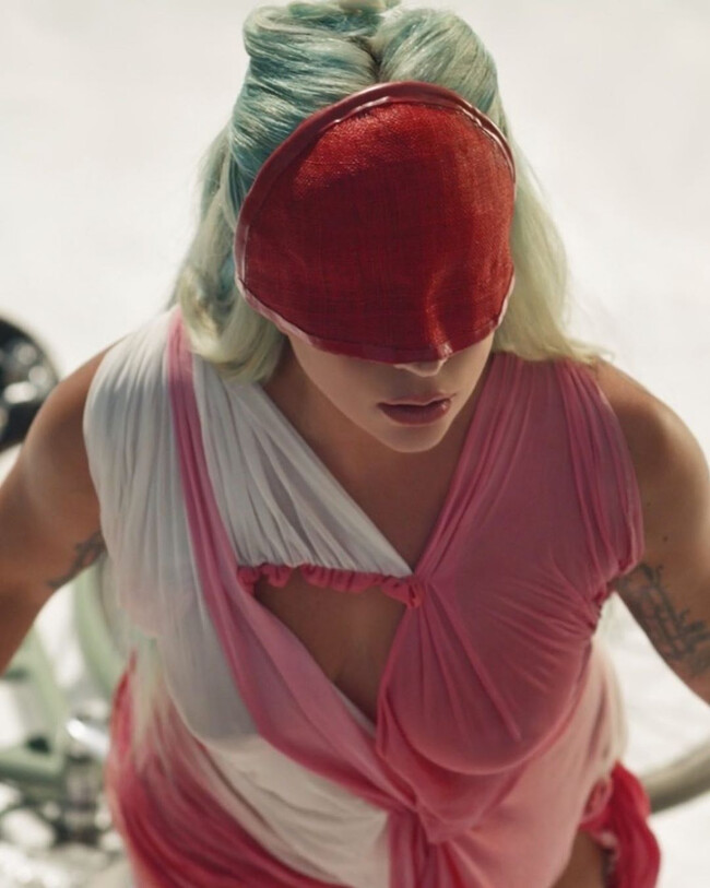 Леди Гага представила клип 911