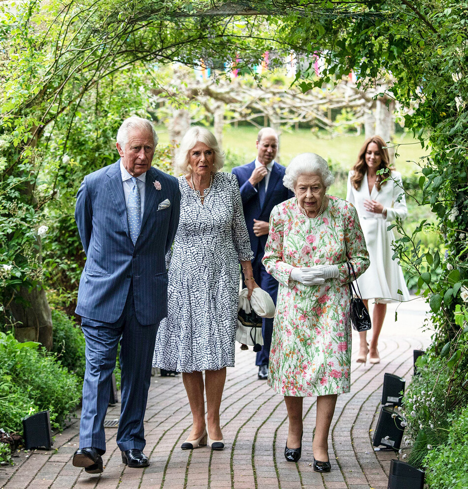 Принц Чарльз, Камилла Паркер-Боулз и Елизавета IIприбывают на прием G7