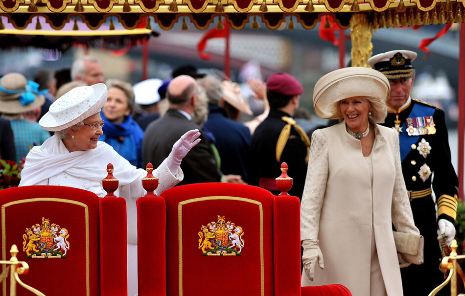 Её Величество королева Елизавета II во время празднования бриллиантового юбилея монарха на реке Темзе во время театрализованного представления &laquo;Бриллиантовый юбилей реки Темзы&raquo; 3 июня 2012 года в Лондоне, Англия